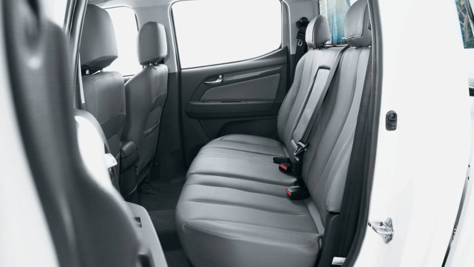 Mas o bom espaço interno é de série em todas as versões. | <a href="https://gutenberg.quatrorodas.abril.com.br/carros/testes/chevrolet-s10-681120.shtml" rel="migration">Leia mais</a>