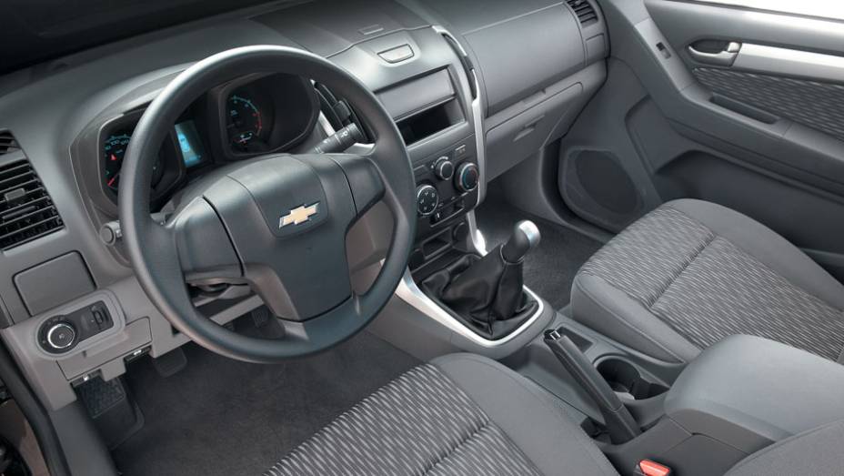 Versão LS básica vem com bancos de tecido, ar-condicionado e freios ABS. | <a href="https://gutenberg.quatrorodas.abril.com.br/carros/testes/chevrolet-s10-681120.shtml" rel="migration">Leia mais</a>