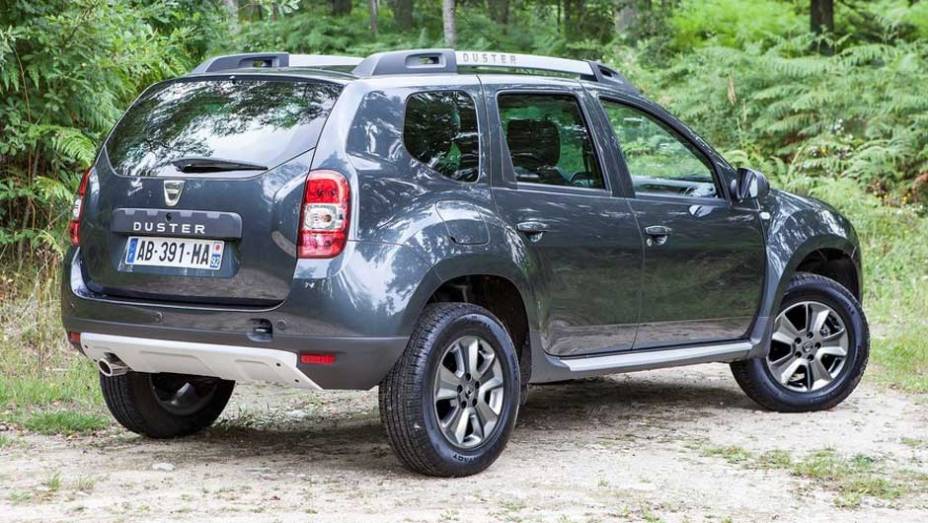 Salvo a nova disposi&ccedil;&atilde;o de luzes nas lanternas, praticamente nenhuma altera&ccedil;&atilde;o foi feita na traseira do SUV | <a href="https://gutenberg.quatrorodas.abril.com.br/saloes/frankfurt/2013/duster-753168.shtml" rel="migration">Leia mais</a>