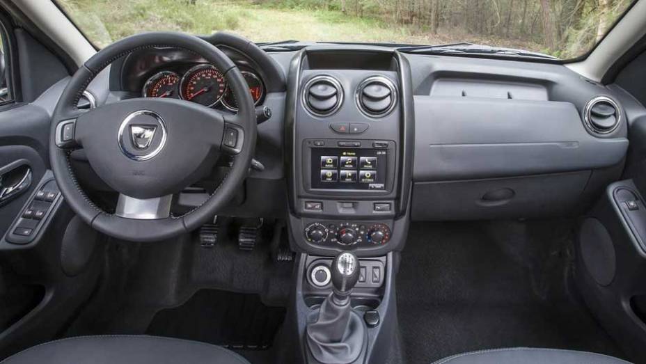 Assim como os novos Logan e Sandero, o interior ficou mais refinado; painel e console central s&atilde;o inteiramente novos | <a href="https://gutenberg.quatrorodas.abril.com.br/saloes/frankfurt/2013/duster-753168.shtml" rel="migration">Leia mais</a>