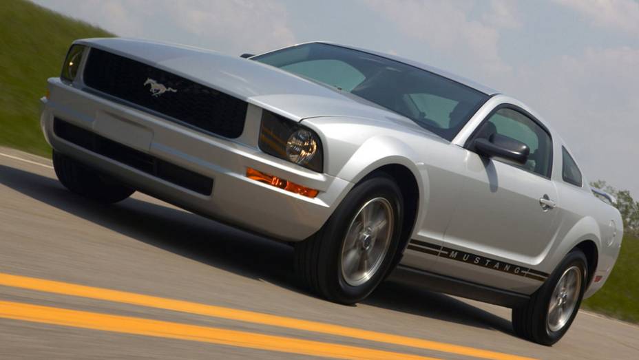 Ford Mustang: o <em>pony-car</em> faz uma participação especial durante uma perseguição, embora a autora não mencione o ano nem a versão do carro | <a href="https://gutenberg.quatrorodas.abril.com.br/noticias/entretenimento/galeria-fotos-mostra-carros-50-tons-cinza-834" rel="migration"></a>