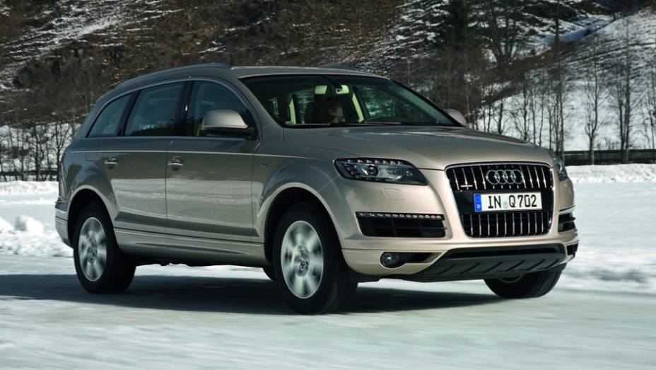 Audi Q7: veículo utilizado por Jason Taylor, segurança particular de Grey | <a href="https://gutenberg.quatrorodas.abril.com.br/noticias/entretenimento/galeria-fotos-mostra-carros-50-tons-cinza-834960.shtml" rel="migration">Leia mais</a>
