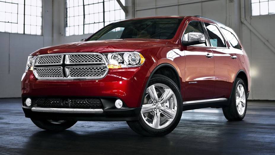 Dodge Durango: carro dirigido por Elizabeth durante a perseguição ao casal protagonista | <a href="https://gutenberg.quatrorodas.abril.com.br/noticias/entretenimento/galeria-fotos-mostra-carros-50-tons-cinza-834960.shtml" rel="migration">Leia mais</a>