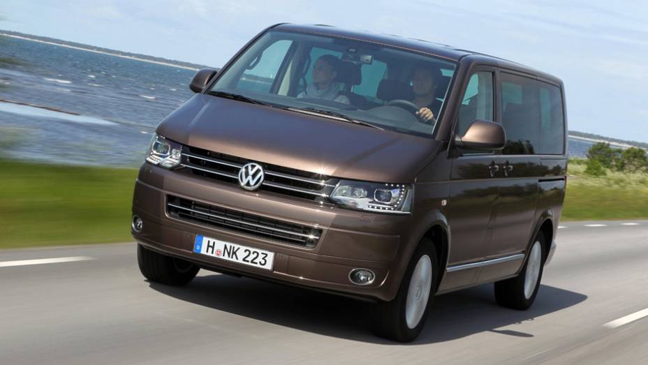 VW Multivan: a van alemã foi o meio de transporte de Ana e Grey durante uma visita à estação de esqui de Aspen | <a href="https://gutenberg.quatrorodas.abril.com.br/noticias/entretenimento/galeria-fotos-mostra-carros-50-tons-cinza-834960.shtml" rel="migration">Leia mais</a>