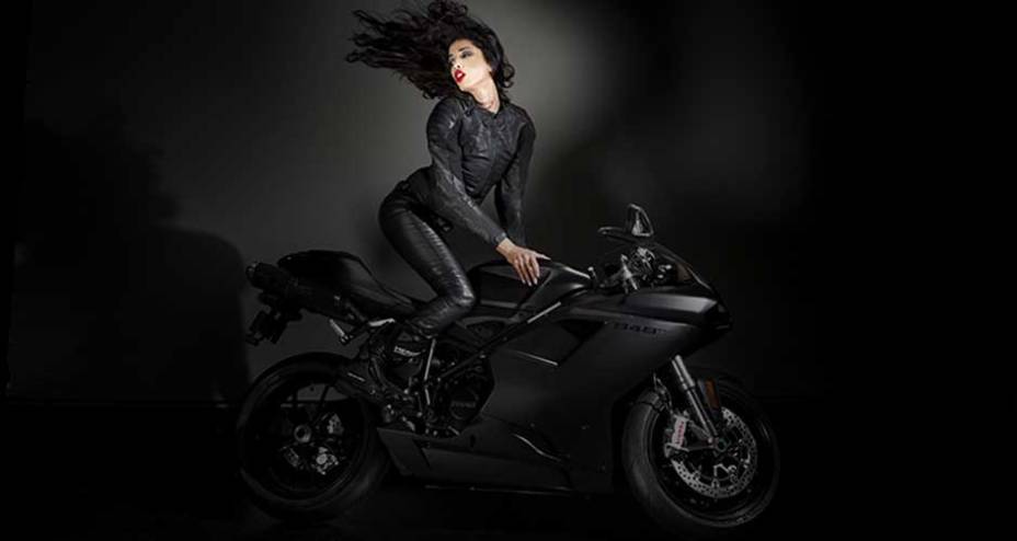 Ducati apresenta coleção da fotógrafa Elizabeth Raab reunindo nus e motos