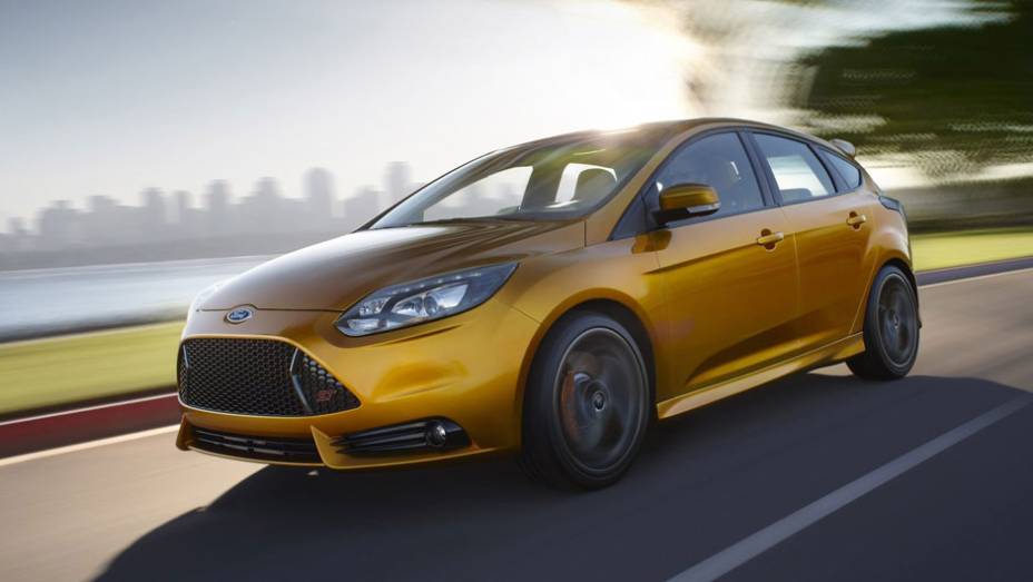 Vers&atilde;o esportiva do hatchback tem motor a gasolina 2.0 EcoBoost e 247 cv de pot&ecirc;ncia - <a href="https://gutenberg.quatrorodas.abril.com.br/reportagens/salao/ford-focus-st-639743.shtml" rel="migration">Leia mais</a>