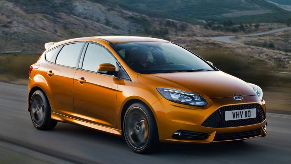Vers&atilde;o esportiva do hatchback tem motor a gasolina 2.0 EcoBoost e 247 cv de pot&ecirc;ncia - <a href="https://gutenberg.quatrorodas.abril.com.br/reportagens/salao/ford-focus-st-639743.shtml" rel="migration">Leia mais</a>