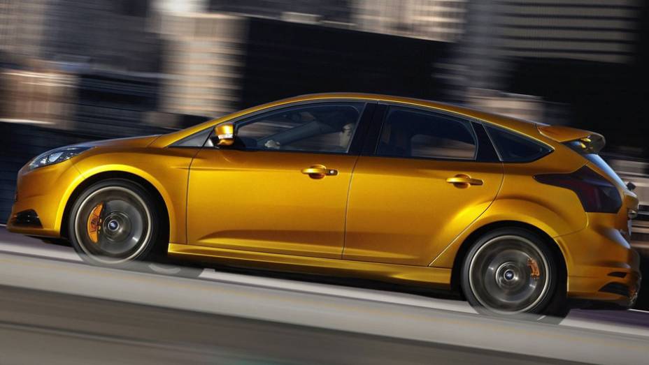 Vers&atilde;o esportiva do hatchback tem motor a gasolina 2.0 EcoBoost e 247 cv de pot&ecirc;ncia - <a href="https://gutenberg.quatrorodas.abril.com.br/reportagens/salao/ford-focus-st-639743.shtml" rel="migration">Leia mais</a>