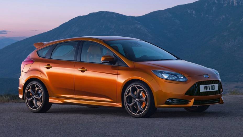 Vers&atilde;o esportiva do hatchback tem motor a gasolina 2.0 EcoBoost e 247 cv de pot&ecirc;ncia - <a href="https://gutenberg.quatrorodas.abril.com.br/reportagens/salao/ford-focus-st-639743.shtml" rel="migration">Leia mais</a>