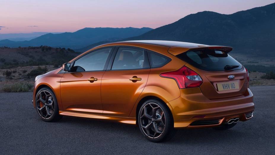 Vers&atilde;o esportiva do hatchback tem motor a gasolina 2.0 EcoBoost e 247 cv de pot&ecirc;ncia - <a href="https://gutenberg.quatrorodas.abril.com.br/reportagens/salao/ford-focus-st-639743.shtml" rel="migration">Leia mais</a>