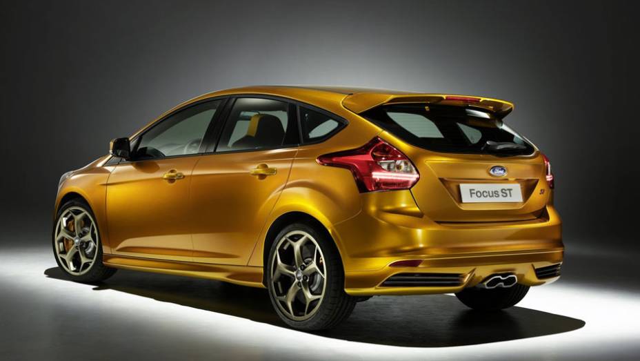 Vers&atilde;o esportiva do hatchback tem motor a gasolina 2.0 EcoBoost e 247 cv de pot&ecirc;ncia - <a href="https://gutenberg.quatrorodas.abril.com.br/reportagens/salao/ford-focus-st-639743.shtml" rel="migration">Leia mais</a>