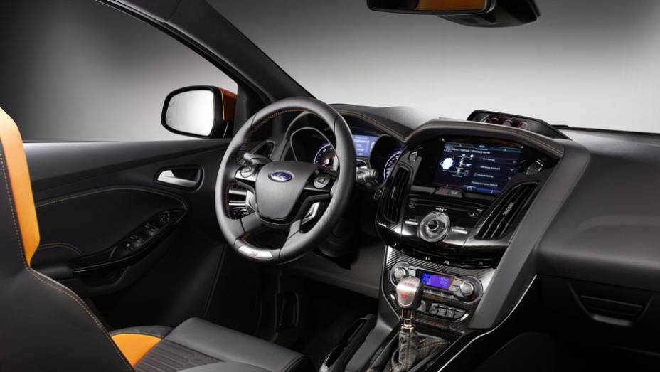 Vers&atilde;o esportiva do hatchback tem motor a gasolina 2.0 EcoBoost e 247 cv de pot&ecirc;ncia - <a href="https://gutenberg.quatrorodas.abril.com.br/reportagens/salao/ford-focus-st-639743.shtml" rel="migration">Leia mais</a>