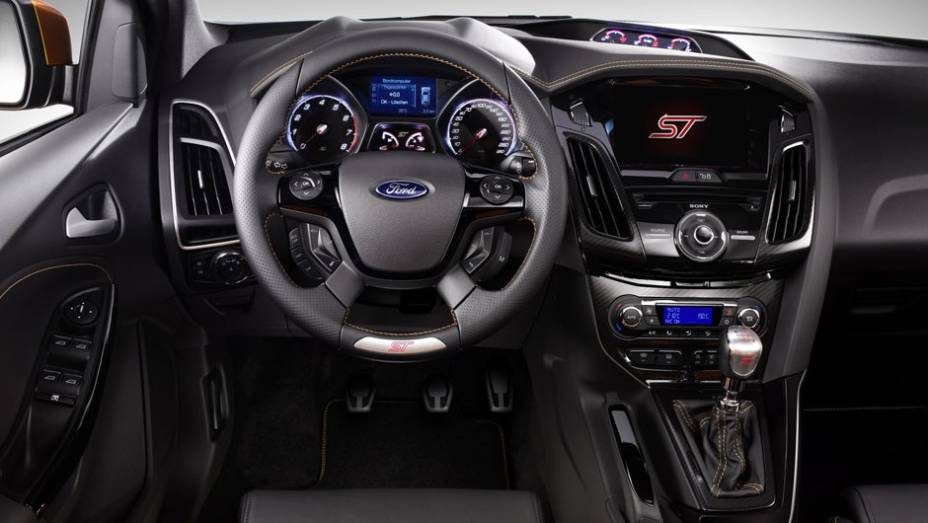 Vers&atilde;o esportiva do hatchback tem motor a gasolina 2.0 EcoBoost e 247 cv de pot&ecirc;ncia - <a href="https://gutenberg.quatrorodas.abril.com.br/reportagens/salao/ford-focus-st-639743.shtml" rel="migration">Leia mais</a>