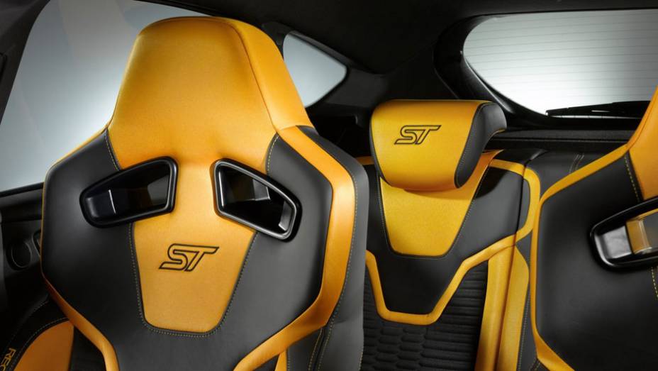 Vers&atilde;o esportiva do hatchback tem motor a gasolina 2.0 EcoBoost e 247 cv de pot&ecirc;ncia - <a href="https://gutenberg.quatrorodas.abril.com.br/reportagens/salao/ford-focus-st-639743.shtml" rel="migration">Leia mais</a>