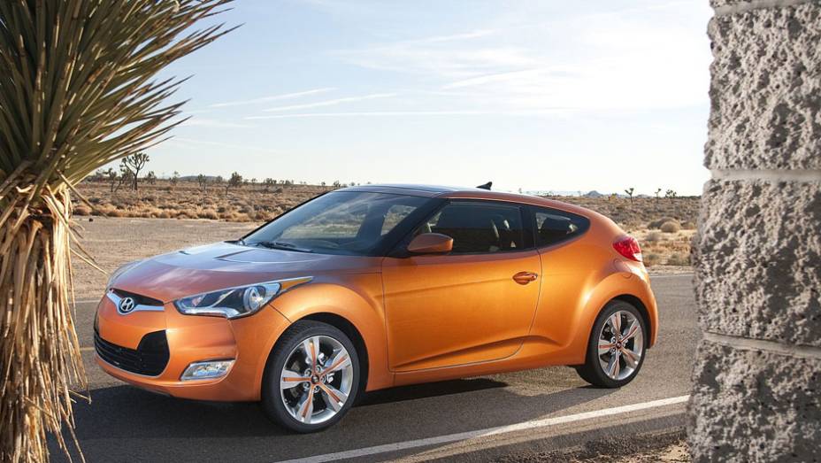 Hatch conta com motor 1.6 de 138 cavalos de potência | <a href="https://gutenberg.quatrorodas.abril.com.br/carros/lancamentos/hyundai-veloster-641581.shtml" rel="migration">Leia mais</a>