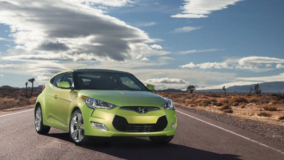 Modelo chama a atenção pelas duas portas do lado do passageiro e uma do lado do motorista | <a href="https://gutenberg.quatrorodas.abril.com.br/carros/lancamentos/hyundai-veloster-641581.shtml" rel="migration">Leia mais</a>