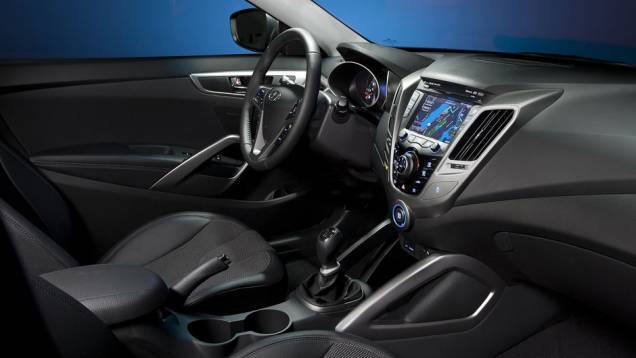 Painel é composto por materiais de toque duro | <a href="https://gutenberg.quatrorodas.abril.com.br/carros/lancamentos/hyundai-veloster-641581.shtml" rel="migration">Leia mais</a> Painel é composto por materiais de toque duro | <a href="https://gutenberg.quatrorodas.abril.com.br/carros/lancamentos/hyundai-veloster-641581.shtml" rel="migration">Leia mais</a>