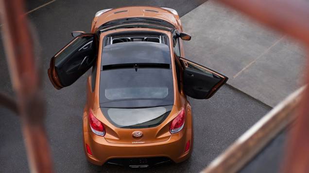 Lanternas possuem formatos de asa e o escapamento com ponteira dupla está centralizado | <a href="https://gutenberg.quatrorodas.abril.com.br/carros/lancamentos/hyundai-veloster-641581.shtml" rel="migration">Leia mais</a> Lanternas possuem formatos de asa e o escapamento com ponteira dupla está centralizado | <a href="https://gutenberg.quatrorodas.abril.com.br/carros/lancamentos/hyundai-veloster-641581.shtml" rel="migration">Leia mais</a>