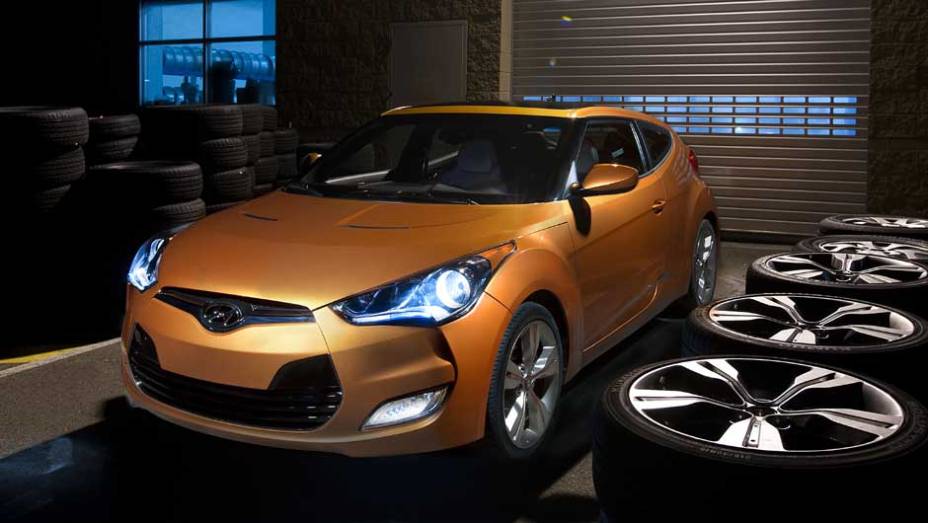 Modelo estará disponível em três opções de acabamento | <a href="https://gutenberg.quatrorodas.abril.com.br/carros/lancamentos/hyundai-veloster-641581.shtml" rel="migration">Leia mais</a>