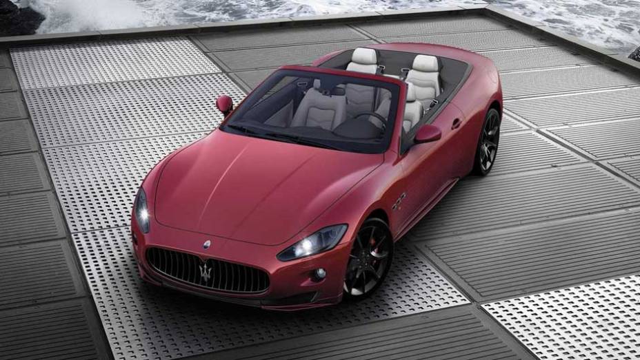 Conversível tem motor 4.7 V8 de 450 cv de potência <a href="https://gutenberg.quatrorodas.abril.com.br/noticias/maserati-lanca-grancabrio-sport-297006_p.shtml" target="_blank" rel="migration">Leia mais</a>