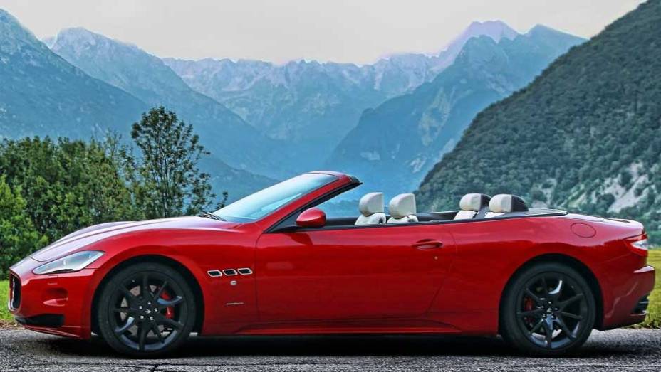 Conversível tem motor 4.7 V8 de 450 cv de potência <a href="https://gutenberg.quatrorodas.abril.com.br/noticias/maserati-lanca-grancabrio-sport-297006_p.shtml" target="_blank" rel="migration">Leia mais</a>