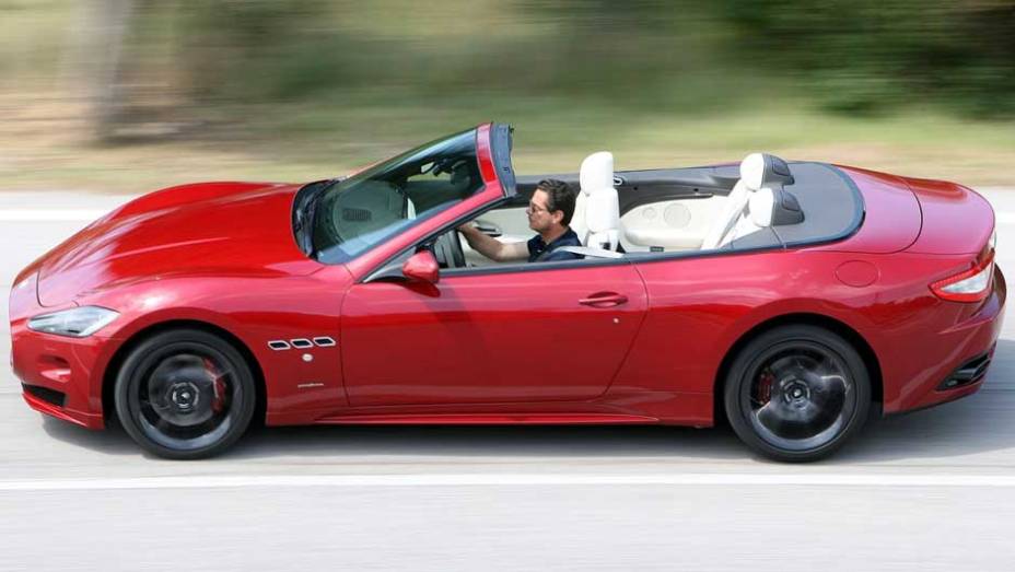 Conversível tem motor 4.7 V8 de 450 cv de potência <a href="https://gutenberg.quatrorodas.abril.com.br/noticias/maserati-lanca-grancabrio-sport-297006_p.shtml" target="_blank" rel="migration">Leia mais</a>