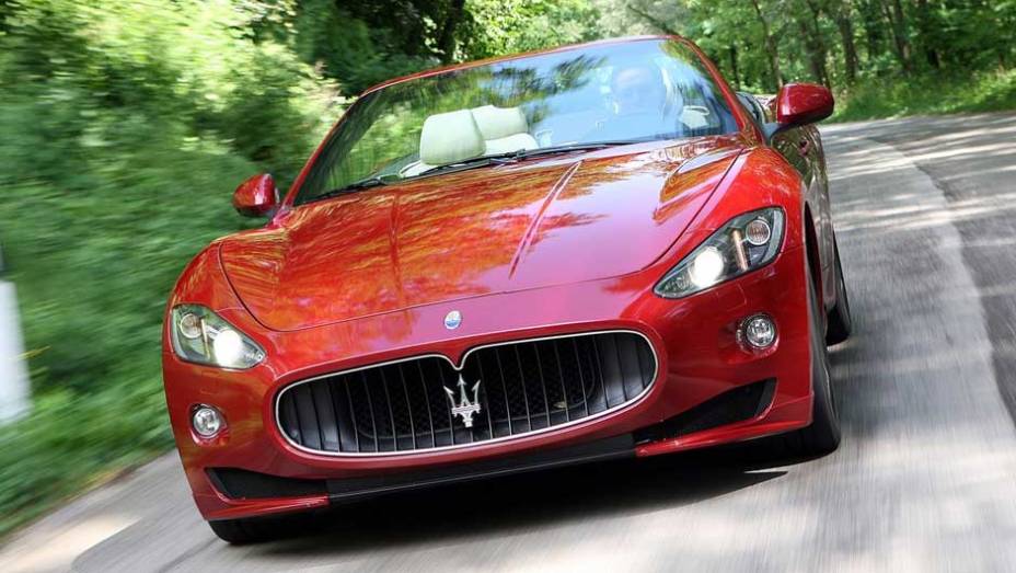 Conversível tem motor 4.7 V8 de 450 cv de potência <a href="https://gutenberg.quatrorodas.abril.com.br/noticias/maserati-lanca-grancabrio-sport-297006_p.shtml" target="_blank" rel="migration">Leia mais</a>