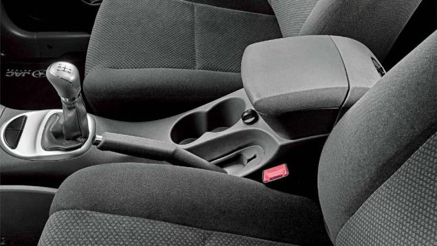 Minivan é o terceiro modelo da marca a desembarcar no Brasil. <a href="https://gutenberg.quatrorodas.abril.com.br/carros/lancamentos/jac-j6-635765.shtml" rel="migration">Leia mais</a> Minivan é o terceiro modelo da marca a desembarcar no Brasil. <a href="https://gutenberg.quatrorodas.abril.com.br/carros/lancamentos/jac-j6-635765.shtml" rel="migration">Leia mais</a>