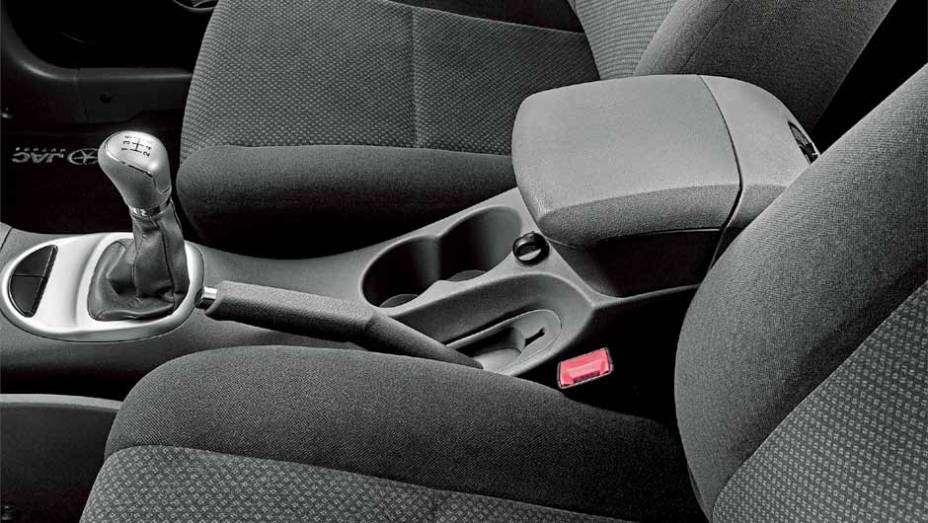 Minivan &eacute; o terceiro modelo da marca a desembarcar no Brasil. <a href="https://gutenberg.quatrorodas.abril.com.br/carros/lancamentos/jac-j6-635765.shtml" rel="migration">Leia mais</a>