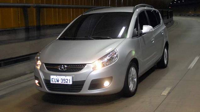 Minivan é o terceiro modelo da marca a desembarcar no Brasil. <a href="https://gutenberg.quatrorodas.abril.com.br/carros/lancamentos/jac-j6-635765.shtml" rel="migration">Leia mais</a> Minivan é o terceiro modelo da marca a desembarcar no Brasil. <a href="https://gutenberg.quatrorodas.abril.com.br/carros/lancamentos/jac-j6-635765.shtml" rel="migration">Leia mais</a>