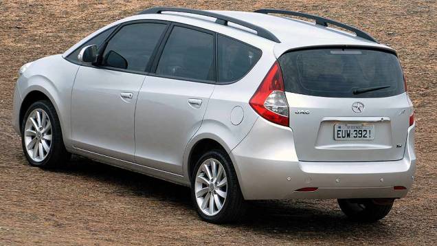 Minivan é o terceiro modelo da marca a desembarcar no Brasil. <a href="https://gutenberg.quatrorodas.abril.com.br/carros/lancamentos/jac-j6-635765.shtml" rel="migration">Leia mais</a> Minivan é o terceiro modelo da marca a desembarcar no Brasil. <a href="https://gutenberg.quatrorodas.abril.com.br/carros/lancamentos/jac-j6-635765.shtml" rel="migration">Leia mais</a>