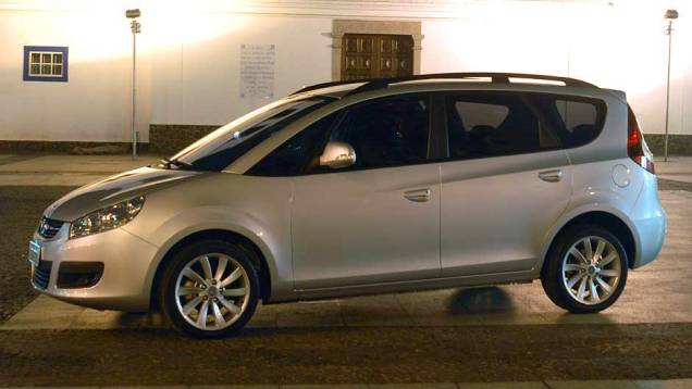 Minivan é o terceiro modelo da marca a desembarcar no Brasil. <a href="https://gutenberg.quatrorodas.abril.com.br/carros/lancamentos/jac-j6-635765.shtml" rel="migration">Leia mais</a> Minivan é o terceiro modelo da marca a desembarcar no Brasil. <a href="https://gutenberg.quatrorodas.abril.com.br/carros/lancamentos/jac-j6-635765.shtml" rel="migration">Leia mais</a>
