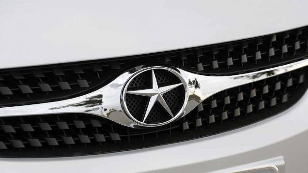 Minivan é o terceiro modelo da marca a desembarcar no Brasil. <a href="https://gutenberg.quatrorodas.abril.com.br/carros/lancamentos/jac-j6-635765.shtml" rel="migration">Leia mais</a> Minivan é o terceiro modelo da marca a desembarcar no Brasil. <a href="https://gutenberg.quatrorodas.abril.com.br/carros/lancamentos/jac-j6-635765.shtml" rel="migration">Leia mais</a>