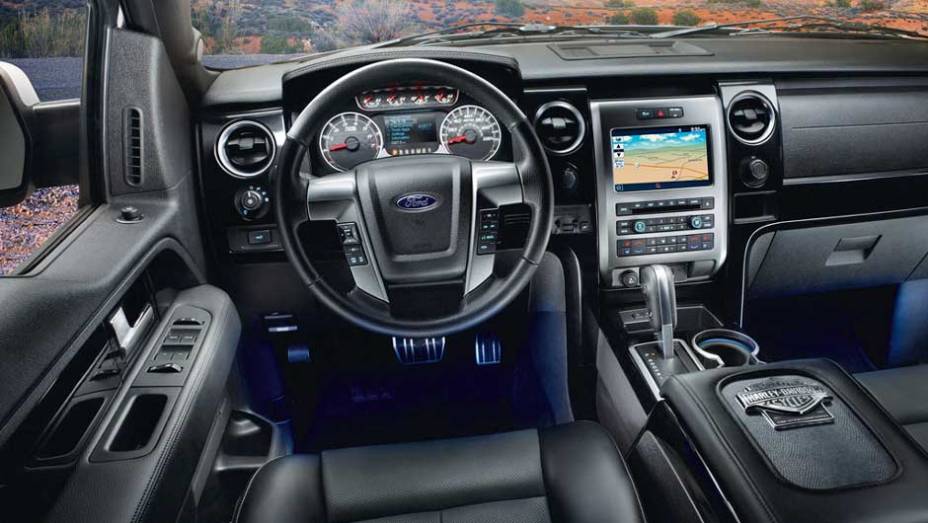 Interior exibe acabamento em couro de primeira qualidade. <a href="https://gutenberg.quatrorodas.abril.com.br/noticias/ford-apresenta-f-150-harley-davidson-298144_p.shtml" rel="migration">Leia mais</a>