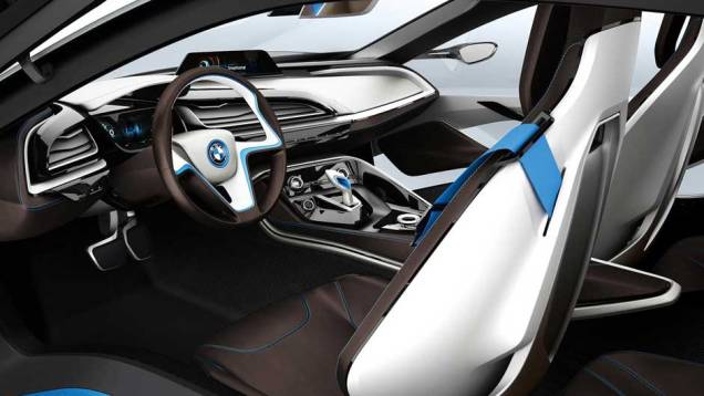 Esportivo de linhas futuristas, ele inaugura a divisão "i" de carros elétricos da BMW. <a href="https://gutenberg.quatrorodas.abril.com.br/noticias/sustentabilidade-bmw-revela-detalhes-divisao-eletrica-i-natali-chiconi-297169_p.shtml" rel="migration">Leia mais</a> Esportivo de linhas futuristas, ele inaugura a divisão "i" de carros elétricos da BMW. <a href="https://gutenberg.quatrorodas.abril.com.br/noticias/sustentabilidade-bmw-revela-detalhes-divisao-eletrica-i-natali-chiconi-297169_p.shtml" rel="migration">Leia mais</a>