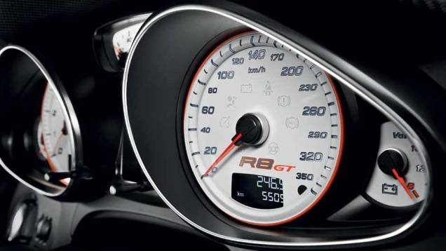 A escala do velocímetro vai até 350 km/h, mas o R8 para nos 320 km/h. <a href="https://gutenberg.quatrorodas.abril.com.br/noticias/audi-lanca-seu-primeiro-carro-r-1-milhao-brasil-299224_p.shtml" rel="migration">Leia mais</a> A escala do velocímetro vai até 350 km/h, mas o R8 para nos 320 km/h. <a href="https://gutenberg.quatrorodas.abril.com.br/noticias/audi-lanca-seu-primeiro-carro-r-1-milhao-brasil-299224_p.shtml" rel="migration">Leia mais</a>