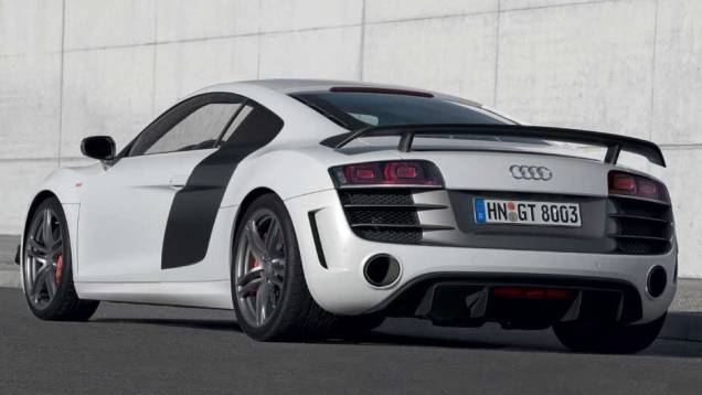 O aerofólio traseiro é feito de fibra de carbono. <a href="https://gutenberg.quatrorodas.abril.com.br/noticias/audi-lanca-seu-primeiro-carro-r-1-milhao-brasil-299224_p.shtml" rel="migration">Leia mais</a> O aerofólio traseiro é feito de fibra de carbono. <a href="https://gutenberg.quatrorodas.abril.com.br/noticias/audi-lanca-seu-primeiro-carro-r-1-milhao-brasil-299224_p.shtml" rel="migration">Leia mais</a>
