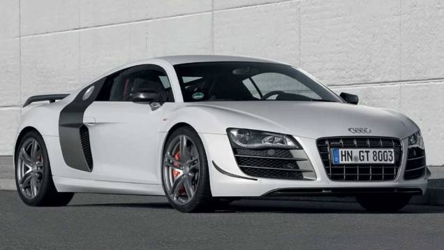 Os freios são feitos de carbono-cerâmica. <a href="https://gutenberg.quatrorodas.abril.com.br/noticias/audi-lanca-seu-primeiro-carro-r-1-milhao-brasil-299224_p.shtml" rel="migration">Leia mais</a> Os freios são feitos de carbono-cerâmica. <a href="https://gutenberg.quatrorodas.abril.com.br/noticias/audi-lanca-seu-primeiro-carro-r-1-milhao-brasil-299224_p.shtml" rel="migration">Leia mais</a>