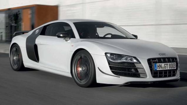 O carro chega aos 100 km/h em menos de quatro segundos. <a href="https://gutenberg.quatrorodas.abril.com.br/noticias/audi-lanca-seu-primeiro-carro-r-1-milhao-brasil-299224_p.shtml" rel="migration">Leia mais</a> O carro chega aos 100 km/h em menos de quatro segundos. <a href="https://gutenberg.quatrorodas.abril.com.br/noticias/audi-lanca-seu-primeiro-carro-r-1-milhao-brasil-299224_p.shtml" rel="migration">Leia mais</a>