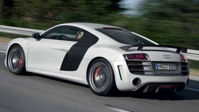 No Brasil, apenas três felizardos poderão ter um R8 GT na garagem. <a href="https://gutenberg.quatrorodas.abril.com.br/noticias/audi-lanca-seu-primeiro-carro-r-1-milhao-brasil-299224_p.shtml" rel="migration">Leia mais</a> No Brasil, apenas três felizardos poderão ter um R8 GT na garagem. <a href="https://gutenberg.quatrorodas.abril.com.br/noticias/audi-lanca-seu-primeiro-carro-r-1-milhao-brasil-299224_p.shtml" rel="migration">Leia mais</a>