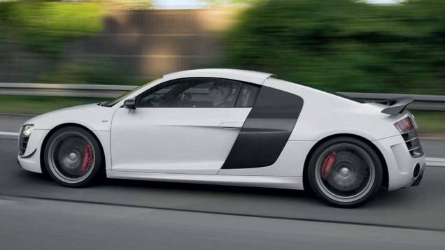 A lâmina que invade a lateral dá um ar de agressividade ao R8. <a href="https://gutenberg.quatrorodas.abril.com.br/noticias/audi-lanca-seu-primeiro-carro-r-1-milhao-brasil-299224_p.shtml" rel="migration">Leia mais</a> A lâmina que invade a lateral dá um ar de agressividade ao R8. <a href="https://gutenberg.quatrorodas.abril.com.br/noticias/audi-lanca-seu-primeiro-carro-r-1-milhao-brasil-299224_p.shtml" rel="migration">Leia mais</a>