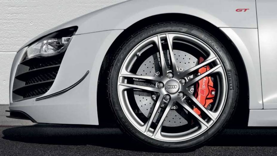 As belas rodas de liga leve têm 19 polegadas. <a href="https://gutenberg.quatrorodas.abril.com.br/noticias/audi-lanca-seu-primeiro-carro-r-1-milhao-brasil-299224_p.shtml" rel="migration">Leia mais</a>