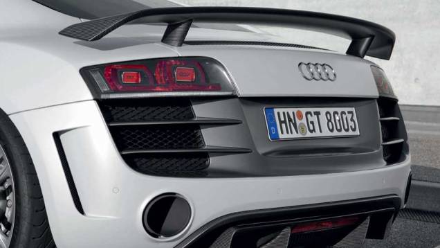 As entradas de ar não são estéticas: elas ajudam a refrigerar o motor V10. <a href="https://gutenberg.quatrorodas.abril.com.br/noticias/audi-lanca-seu-primeiro-carro-r-1-milhao-brasil-299224_p.shtml" rel="migration">Leia mais</a> As entradas de ar não são estéticas: elas ajudam a refrigerar o motor V10. <a href="https://gutenberg.quatrorodas.abril.com.br/noticias/audi-lanca-seu-primeiro-carro-r-1-milhao-brasil-299224_p.shtml" rel="migration">Leia mais</a>
