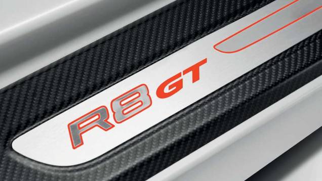 Até a soleira é de fibra de carbono. <a href="https://gutenberg.quatrorodas.abril.com.br/noticias/audi-lanca-seu-primeiro-carro-r-1-milhao-brasil-299224_p.shtml" rel="migration">Leia mais</a> Até a soleira é de fibra de carbono. <a href="https://gutenberg.quatrorodas.abril.com.br/noticias/audi-lanca-seu-primeiro-carro-r-1-milhao-brasil-299224_p.shtml" rel="migration">Leia mais</a>
