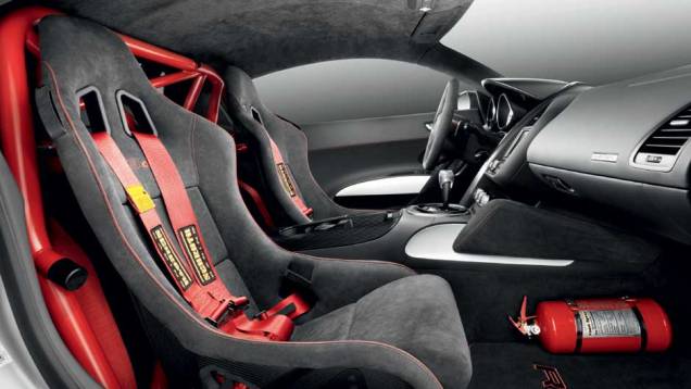 Os bancos de competição mostram a verdadeira vocação do R8 GT. <a href="https://gutenberg.quatrorodas.abril.com.br/noticias/audi-lanca-seu-primeiro-carro-r-1-milhao-brasil-299224_p.shtml" rel="migration">Leia mais</a> Os bancos de competição mostram a verdadeira vocação do R8 GT. <a href="https://gutenberg.quatrorodas.abril.com.br/noticias/audi-lanca-seu-primeiro-carro-r-1-milhao-brasil-299224_p.shtml" rel="migration">Leia mais</a>