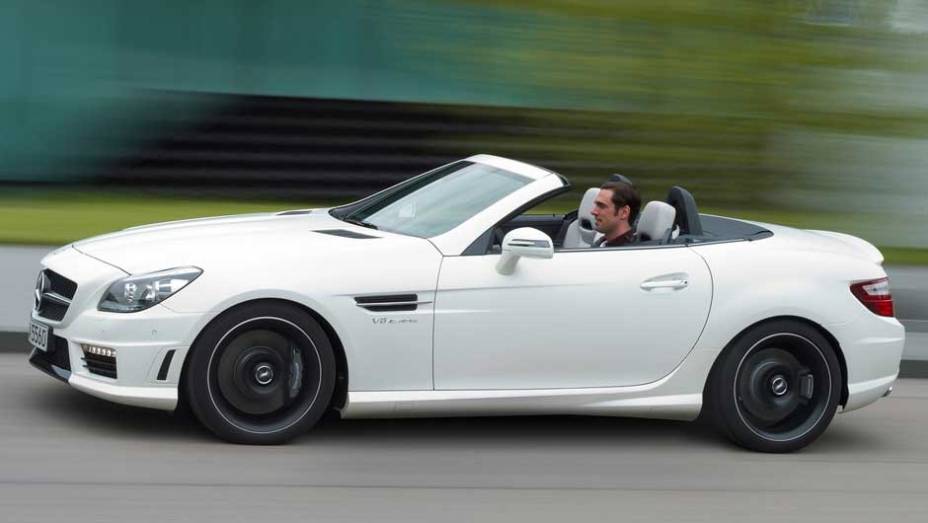 Roadster é equipado com um motor V8 de 415 cv. <a href="https://gutenberg.quatrorodas.abril.com.br/noticias/mercedes-revela-versao-mais-potente-slk-55-amg-299394_p.shtml" rel="migration">Leia mais</a>