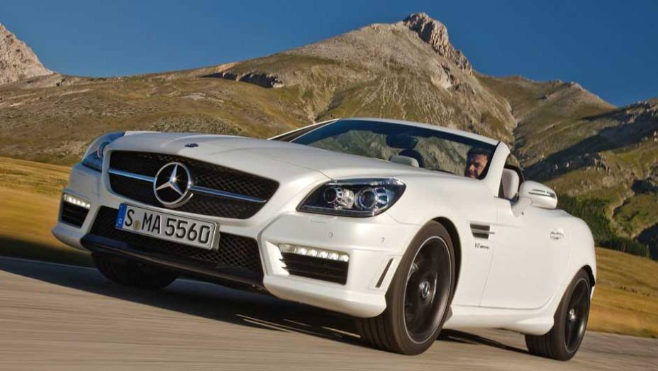 Visual frontal é inspirado no SLS AMG. <a href="https://gutenberg.quatrorodas.abril.com.br/noticias/mercedes-revela-versao-mais-potente-slk-55-amg-299394_p.shtml" rel="migration">Leia mais</a>