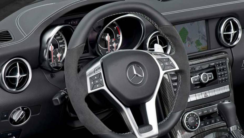 Acabamento interno abusa do couro e fibra de carbono. <a href="https://gutenberg.quatrorodas.abril.com.br/noticias/mercedes-revela-versao-mais-potente-slk-55-amg-299394_p.shtml" rel="migration">Leia mais</a>