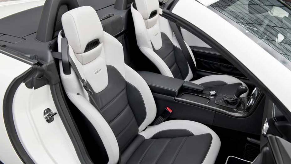 Bancos esportivos têm acabamento em dois tons. <a href="https://gutenberg.quatrorodas.abril.com.br/noticias/mercedes-revela-versao-mais-potente-slk-55-amg-299394_p.shtml" rel="migration">Leia mais</a>