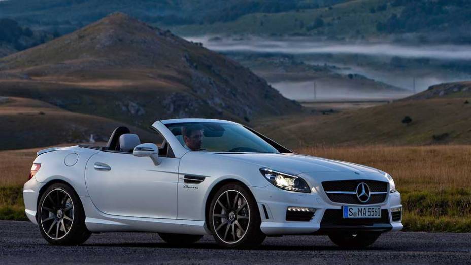Carro acelera de 0 a 100 km/h em 4,5 segundos. <a href="https://gutenberg.quatrorodas.abril.com.br/noticias/mercedes-revela-versao-mais-potente-slk-55-amg-299394_p.shtml" rel="migration">Leia mais</a>